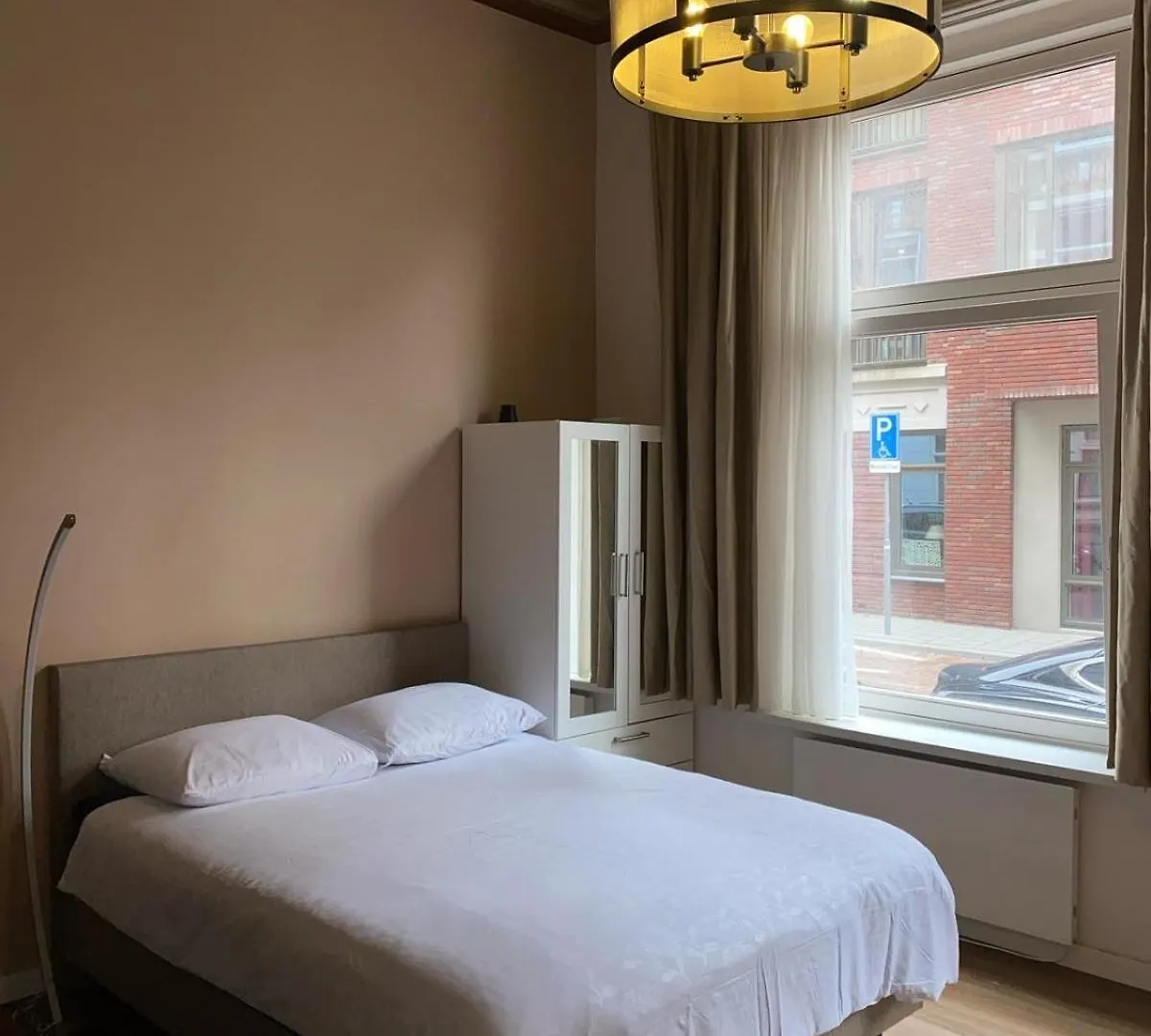 Rotterdam Inn 0*,